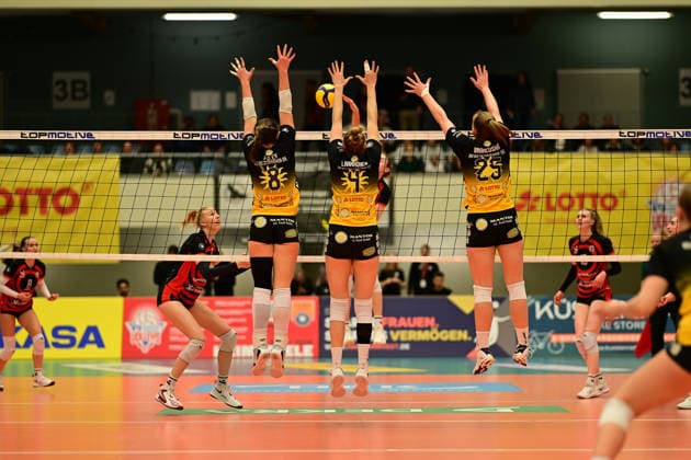 Volleyball I Women I Season 2025 2026 I Bundesliga I Main Round I ETV Hamburger Volksbank Volleys VfB 91 Suhl I 07 03 2026 Hit Leonie Körtzinger 7, ETV Hamburger Volksbank Volleys Defense Mackenzie Foley 8, VfB Suhl LOTTO Thüringen Roosa Laakkonen 4, VfB Suhl LOTTO Thüringen Monika Brancuska 25, VfB Suhl LOTTO Thüringen Hamburg CU Arena Hamburg Germany Copyright: xLobeca FelixxSchlikisx