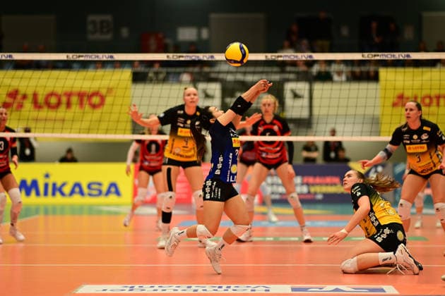 Volleyball I Women I Season 2025 2026 I Bundesliga I Main Round I ETV Hamburger Volksbank Volleys VfB 91 Suhl I 07 03 2026 Rescue operation Xiang Chen Lai 20, VfB Suhl LOTTO Thüringen Hamburg CU Arena Hamburg Germany Copyright: xLobeca FelixxSchlikisx