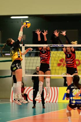 Volleyball I Women I Season 2025 2026 I Bundesliga I Main Round I ETV Hamburger Volksbank Volleys VfB 91 Suhl I 07 03 2026 Mackenzie Foley 8, VfB Suhl LOTTO Thüringen Lina Köster 3, ETV Hamburger Volksbank Volleys Anna Hartig 5, ETV Hamburger Volksbank Volleys Hamburg CU Arena Hamburg Germany Copyright: xLobeca FelixxSchlikisx