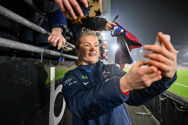 World Cup qualifying match between Norway and Germany Stavanger 20260307 Norway s Ada Stolsmo Hegerberg takes selfies with the crowd after the 4 0 loss in the World Cup qualifying match between Norway and Germany at Lyse Arena in Stavanger Photo Carina Johansen NTB Stavanger Norway EDITORIAL USE ONLY RESTRICTED USE FOR BETTING COMPANIES  Copyright: xCarinaxJohansenx xNTBx