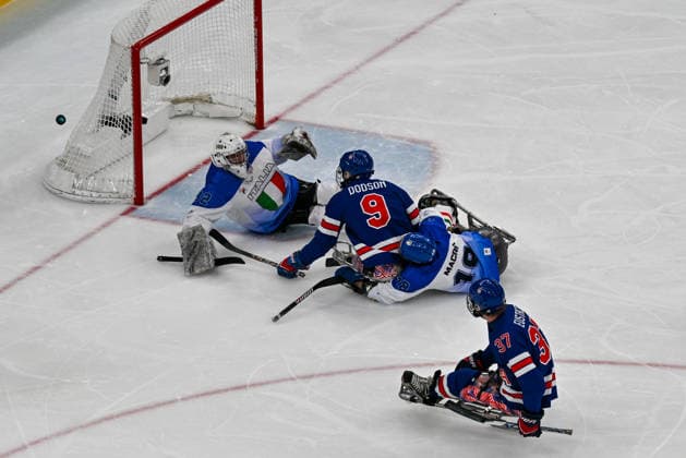 United States Of America s Dodson Travis (USA) score a goal during Paralympic Winter games, Winterspiele,Spiele, Summer games MILANO-CORTINA 2026 - Para Ice hockey, Eishockey - Italy vs USA, Olympic Winter Games Milano-Cortina 2026 in Milano, Italy, March 07 2026  Copyright: xAlessioxMarini IPAxSportx xipa-agency.netx xx IPA_72528676 IPA_Agency_IPA72528676