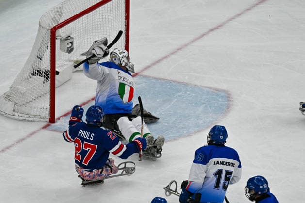 United States Of America s Bolton Brett (USA) score a goal during Paralympic Winter games, Winterspiele,Spiele, Summer games MILANO-CORTINA 2026 - Para Ice hockey, Eishockey - Italy vs USA, Olympic Winter Games Milano-Cortina 2026 in Milano, Italy, March 07 2026  Copyright: xAlessioxMarini IPAxSportx xipa-agency.netx xx IPA_72528717 IPA_Agency_IPA72528717