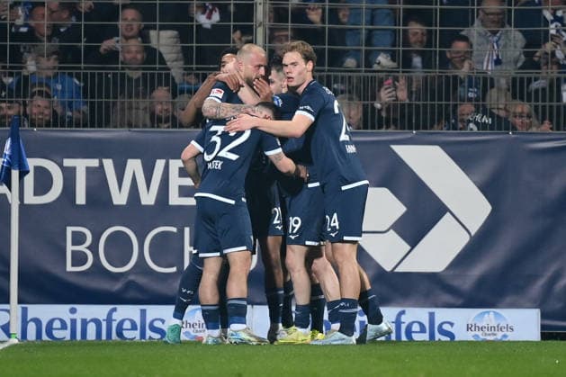 Cheering 1 0, Philipp Hofmann VfL Bochum , left, is celebrated by his teammates 07 03 2026, Soccer 2 Bundesliga, Season 2025 2026, 25 Matchday, VfL Bochum 1 FC Kaiserslautern DFL regulations prohibit any use of photographs as image sequences and or quasi video Bochum Vonovia Ruhrstadion Nordrhein Westfalen Germany Team2