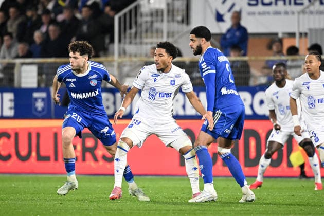 AJ Auxerre v RC Strasbourg Alsace - Ligue 1 McDonald s 2025 2026 29 Samir EL MOURABET (rcsa) - 19 Danny NAMASO (aja) - 02 Andrew OMOBAMIDELE (rcsa) during the Ligue 1 McDonald s match between AJ Auxerre and RC Strasbourg Alsace at Stade Abbe Deschamps on March 7, 2026 in Auxerre, France. Auxerre France  Copyright: xFEPx 776348310