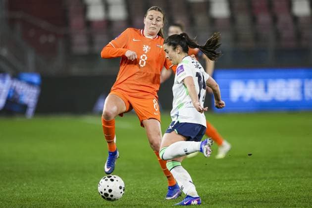 UTRECHT , 07-03-2026 , Stadium Galgenwaard , season 2025 2026 , Women s European Qualifiers , match between The Netherlands and Republic of Ireland , picture shows Netherlands player Wieke Kaptein and Ireland player Marissa Sheva Netherlands - Ireland (women)  x202162054x Copyright: