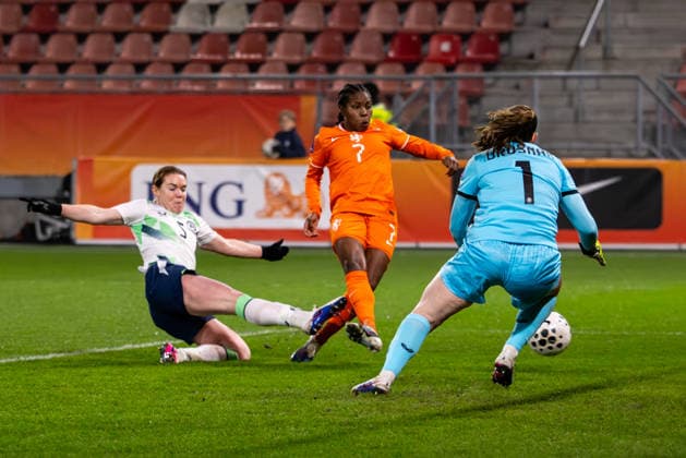 UTRECHT, NETHERLANDS - MARCH 7: Lineth Beerensteyn of the Netherlands scores her team s first goal past Republic of Ireland goalkeeper Courtney Brosnan during the 2027 FIFA Women s World Cup Qualifier match between Netherlands and Republic of Ireland at Stadion Galgenwaard on March 7, 2026 in Utrecht, Netherlands. (Photo by Rene Nijhuis) WPS  Copyright: xRenexNijhuis