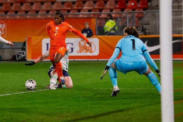 2026-03-07 Netherlands v Ireland - Women s world cup qualifier BERLIN, GERMANY - MARCH 7: Lineth Beerensteyn of The Netherlands, goalkeeper Courtney Brosnan of Ireland during the Women s world cup qualifier match between Netherlands and Ireland at Olympiastadium on March 7, 2026 in Berlin, Germany. Berlin Olympiastadium Germany Content not available for redistribution in The Netherlands directly or indirectly through any third parties. Copyright: xBenxGalx