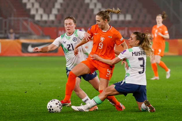 2026-03-07 Netherlands v Ireland - Women s world cup qualifier BERLIN, GERMANY - MARCH 7: Emily Murphy of Ireland, Vivianne Miedema of The Netherlands, Chloe Mustaki of Ireland during the Women s world cup qualifier match between Netherlands and Ireland at Olympiastadium on March 7, 2026 in Berlin, Germany. Berlin Olympiastadium Germany Content not available for redistribution in The Netherlands directly or indirectly through any third parties. Copyright: xBenxGalx