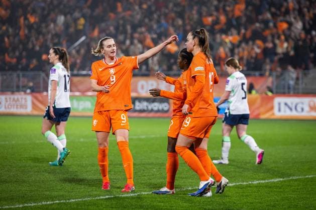 UTRECHT (l-r) Vivianne Miedema of the Netherlands, Lineth Beerensteyn of the Netherlands, and RomÃ e Leuchter of the Netherlands celebrate after Beerensteyn s 1-0 goal during the Women s World Cup qualifying match between the Netherlands (w) and Ireland (w) at the Galgenwaard Stadium on March 7, 2026, in Utrecht, Netherlands. SONNY LENSEN ANP Women s European Qualifiers 2025-2026 xVIxANPxSportx xxANPxIVx 552702309 originalFilename: 552702309.jpg