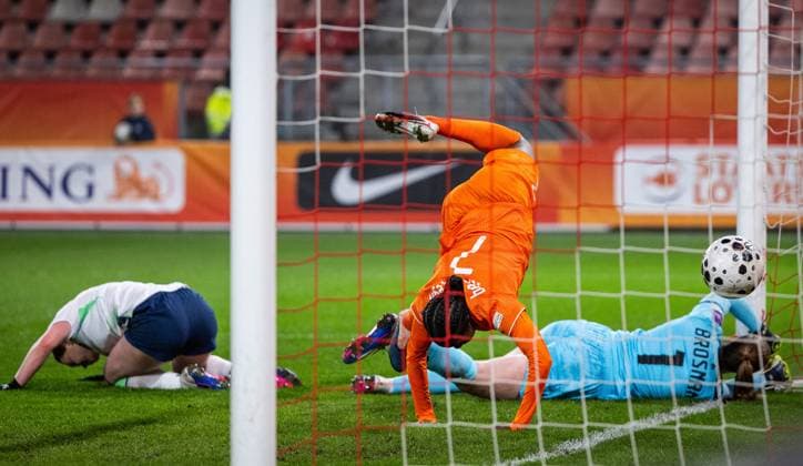 UTRECHT - Lineth Beerensteyn of the Netherlands scores the 1-0 goal past Ireland goalkeeper Courtney Brosnan during the Women s World Cup qualifying match between the Netherlands (w) and Ireland (w) at the Galgenwaard Stadium on March 7, 2026, in Utrecht, Netherlands. SONNY LENSEN ANP Women s European Qualifiers 2025-2026 xVIxANPxSportx xxANPxIVx 552703380 originalFilename: 552703380.jpg