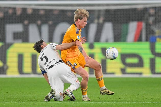 Juventus Manuel Locatelli fights for the ball during the Serie A soccer match between Juventus and Pisa at the Allianz Stadium in Genoa, Italy - Saturday, March 07, 2026. - Soccer .  Copyright: xTanoxPecoraro LaPressex