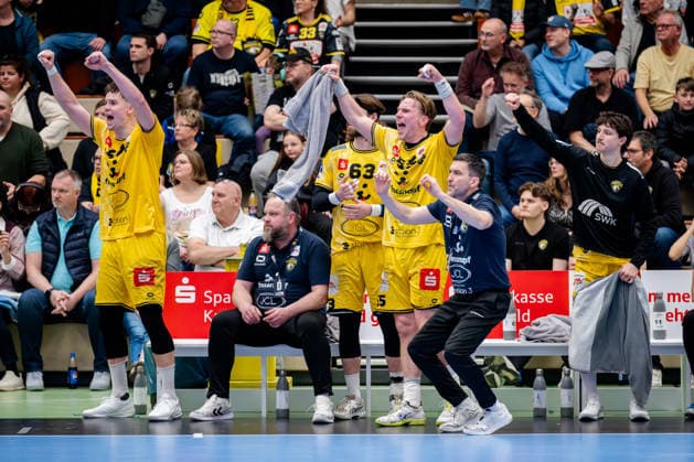 Krefeld, 07 03 2026, Handball, Men, 2 Bundesliga, 23 Matchday, 2025 2026 HSG Krefeld Niederrhein TV Großwallstadt Cheering on the Krefeld bench from left to right Matija Mircic HSG Krefeld Niederrhein, 97 , Chris Oploh HSG Krefeld Niederrhein, Co coach Julius Rose HSG Krefeld Niederrhein, 63 , Niklas Ingenpaß HSG Krefeld Niederrhein, 55 , Mark Schmetz HSG Krefeld Niederrhein, coach , Cedric Marquardt HSG Krefeld Niederrhein, 24 Krefeld Glockenspitzhalle NRW Germany