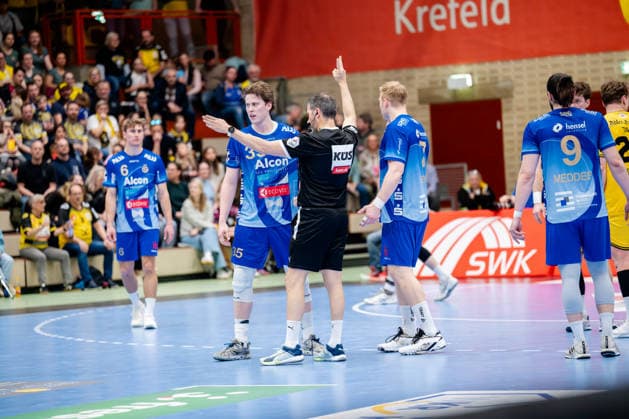 Krefeld, 07 03 2026, Handball, Men, 2 Bundesliga, Matchday 23, 2025 2026 HSG Krefeld Niederrhein TV Großwallstadt Thorsten Kuschel Referee show 2 minutes for Axel Skaarnaes TV Großwallstadt, 35 on Krefeld Glockenspitzhalle NRW Germany