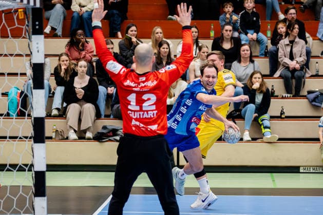 Krefeld, 07 03 2026, Handball, Men, 2 Bundesliga, 23 Matchday, 2025 2026 HSG Krefeld Niederrhein TV Großwallstadt Maxim Schalles TV Großwallstadt, 87 on goal throw against Pau Guitart HSG Krefeld Niederrhein Niederrhein, 12 Krefeld Glockenspitzhalle NRW Germany