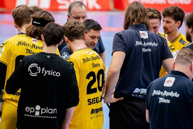 Krefeld, 07 03 2026, Handball, Men, 2 Bundesliga, 23 Matchday, 2025 2026 HSG Krefeld Niederrhein TV Großwallstadt Mark Schmetz HSG Krefeld Niederrhein, Coach gives instructions during a timeout Krefeld Glockenspitzhalle NRW Germany