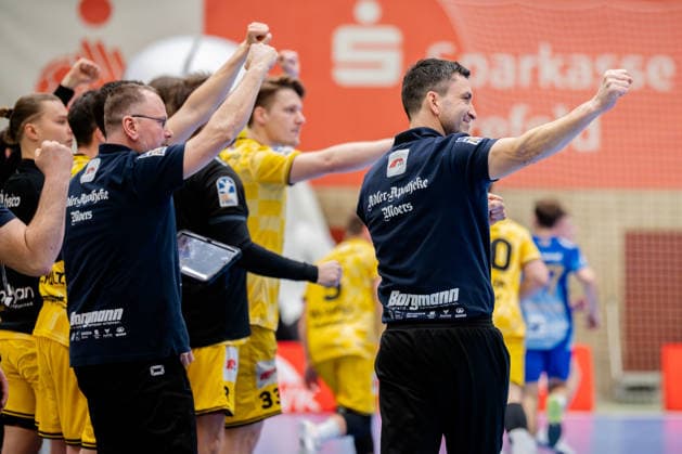 Krefeld, 07 03 2026, Handball, Men, 2 Bundesliga, 23 Matchday, 2025 2026 HSG Krefeld Niederrhein TV Großwallstadt Cheering on the bench after a goalkeeper save in the foreground re Mark Schmetz HSG Krefeld Niederrhein, Coach Krefeld Glockenspitzhalle NRW Germany