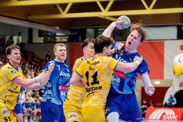 Krefeld, 07 03 2026, Handball, Men, 2 Bundesliga, 23 Matchday, 2025 2026 HSG Krefeld Niederrhein TV Großwallstadt Ben Connar Battermann TV Großwallstadt, 24 in duel with Lucas Schneider HSG Krefeld Niederrhein, 11 Krefeld Glockenspitzhalle NRW Germany