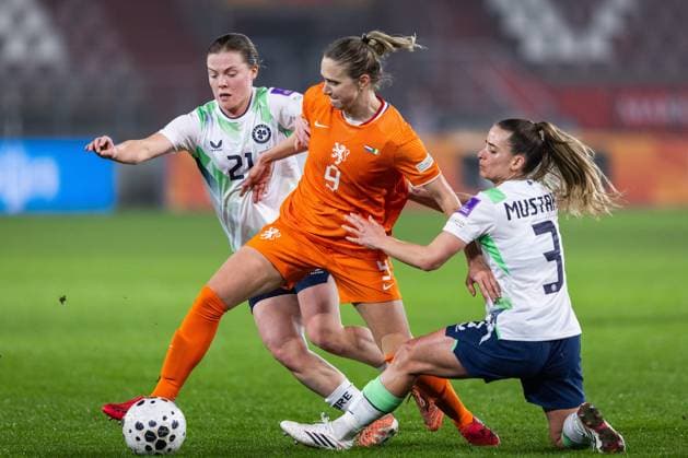 UTRECHT (l-r) Emily Murphy of Ireland, Vivianne Miedema of the Netherlands, Chloe Mustaki of Ireland during the Women s World Cup qualifying match between the Netherlands (w) and Ireland (w) at the Galgenwaard Stadium on March 7, 2026 in Utrecht, Netherlands. SONNY LENSEN ANP Women s European Qualifiers 2025-2026 xVIxANPxSportx xxANPxIVx 552703600 originalFilename: 552703600.jpg