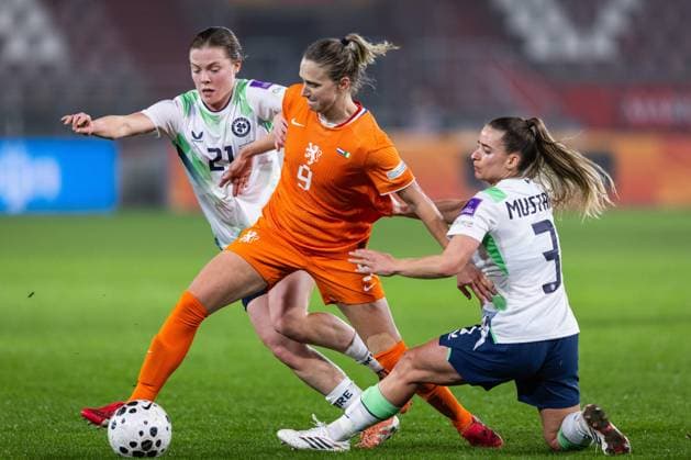 UTRECHT (l-r) Emily Murphy of Ireland, Vivianne Miedema of the Netherlands, Chloe Mustaki of Ireland during the Women s World Cup qualifying match between the Netherlands (w) and Ireland (w) at the Galgenwaard Stadium on March 7, 2026 in Utrecht, Netherlands. SONNY LENSEN ANP Women s European Qualifiers 2025-2026 xVIxANPxSportx xxANPxIVx 552703614 originalFilename: 552703614.jpg
