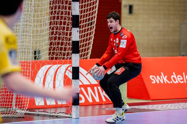 Krefeld, 07 03 2026, Handball, Men, 2 Bundesliga, 23 Matchday, 2025 2026 HSG Krefeld Niederrhein TV Großwallstadt Finn Rüspeler HSG Krefeld Niederrhein, 1 emotional after a referee decision Krefeld Glockenspitzhalle NRW Germany