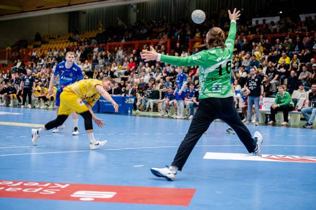 Krefeld, 07 03 2026, Handball, Men, 2 Bundesliga, 23 Matchday, 2025 2026 HSG Krefeld Niederrhein TV Großwallstadt Falk Kolodziej HSG Krefeld Niederrhein, 5 on seven-meter penalty against Jan Steffen Minerva TV Großwallstadt, 16 Krefeld Glockenspitzhalle NRW Germany