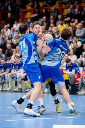 Krefeld, 07 03 2026, Handball, Men, 2 Bundesliga, 23 Matchday, 2025 2026 HSG Krefeld Niederrhein TV Großwallstadt Marvin Kix HSG Krefeld Niederrhein, 7 in duel with Ole Klimpke TV Großwallstadt, 11 and Maximilian Horner TV Großwallstadt, 29 Krefeld Glockenspitzhalle NRW Germany