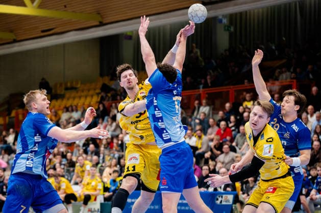 Krefeld, 07 03 2026, Handball, Men, 2 Bundesliga, 23 Matchday, 2025 2026 HSG Krefeld Niederrhein TV Großwallstadt Lucas Schneider HSG Krefeld Niederrhein, 11 throwing from the back against the block of Ole Klimpke TV Großwallstadt, 11 Krefeld Glockenspitzhalle NRW Germany