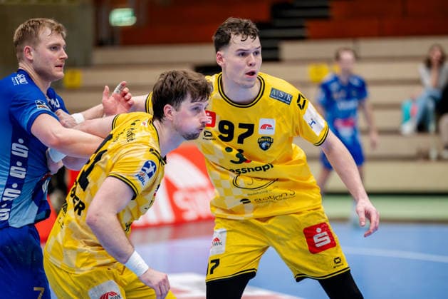 Krefeld, 07 03 2026, Handball, Men, 2 Bundesliga, 23 Matchday, 2025 2026 HSG Krefeld Niederrhein TV Großwallstadt Matija Mircic HSG Krefeld Niederrhein, 97 in defense with Lucas Schneider HSG Krefeld Niederrhein, 11 Krefeld Glockenspitzhalle NRW Germany