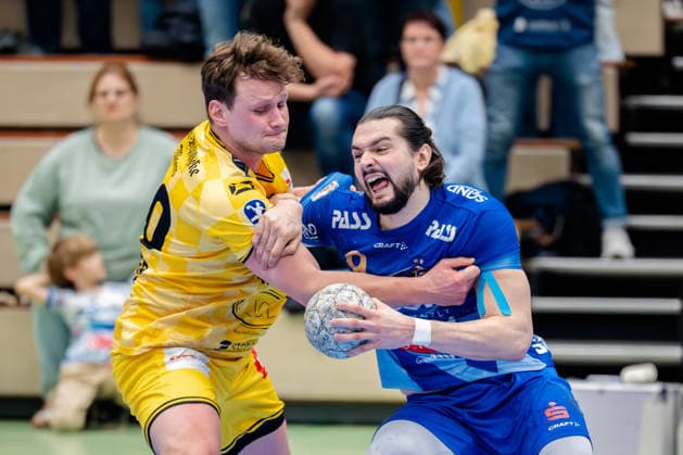 Krefeld, 07 03 2026, Handball, Men, 2 Bundesliga, 23 Matchday, 2025 2026 HSG Krefeld Niederrhein TV Großwallstadt Lukas Siegler HSG Krefeld Niederrhein, 20 in duel with Yessine Meddeb TV Großwallstadt, 9 Krefeld Glockenspitzhalle NRW Germany