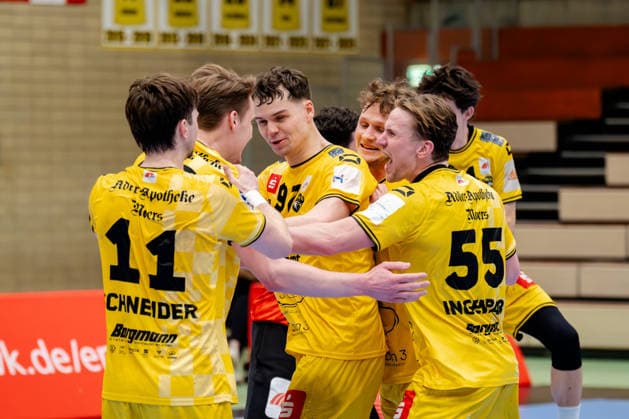 Krefeld, 07 03 2026, Handball, Men, 2 Bundesliga, 23 Matchday, 2025 2026 HSG Krefeld Niederrhein TV Großwallstadt The team celebrates the victory with Lucas Schneider HSG Krefeld Niederrhein, 11 , Matija Mircic HSG Krefeld Niederrhein, 97 , Niklas Ingenpaß HSG Krefeld Niederrhein, 55 Krefeld Glockenspitzhalle NRW Germany