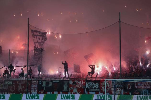 Soccer 2 Bundesliga 25 Matchday VfL Bochum 1 FC Kaiserslautern on 07 03 2026 at Vonovia Ruhrstadion in Bochum Kaiserslautern Fans ignite Bengalos Pyrotechnics Pyro flares Smoke bombs in the fan block DFL regulations prohibit any use of photographs as image sequences and or quasi video xJRx