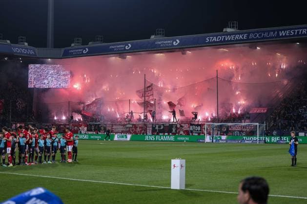 Soccer 2 Bundesliga 25 Matchday VfL Bochum 1 FC Kaiserslautern on 07 03 2026 at Vonovia Ruhrstadion in Bochum Kaiserslautern Fans ignite Bengalos Pyrotechnics Pyro flares Smoke bombs in the fan block DFL regulations prohibit any use of photographs as image sequences and or quasi video xJRx
