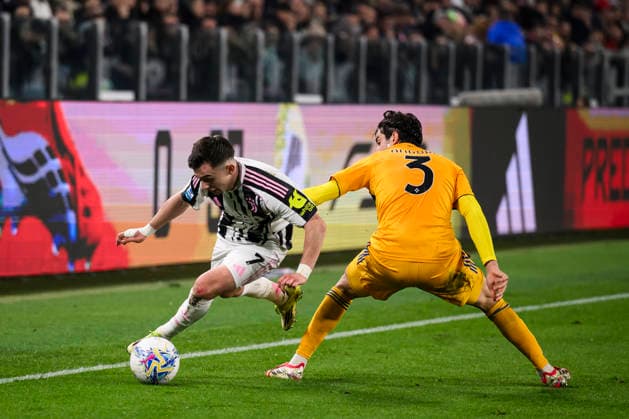 Juventus FC v Pisa SC - Serie A Francisco Conceicao of Juventus FC competes for the ball withg Samuele Angori of Pisa SC during the Serie A football match between Juventus FC and Pisa SC. Turin Italy Copyright: xNicolòxCampox