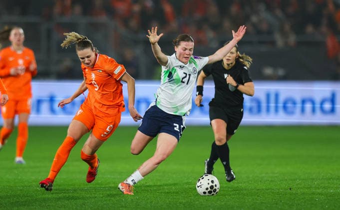 2027 FIFA Women s World Cup Qualifier, Stadion Galgenwaard, Utrecht, Netherlands 7 3 2026 Netherlands vs Republic of Ireland Ireland s Emily Murphy with Vivianne Miedema of Netherlands Emily Murphy with Vivianne Miedema 7 3 2026  Copyright: x INPHO RyanxByrnex RB1_3590