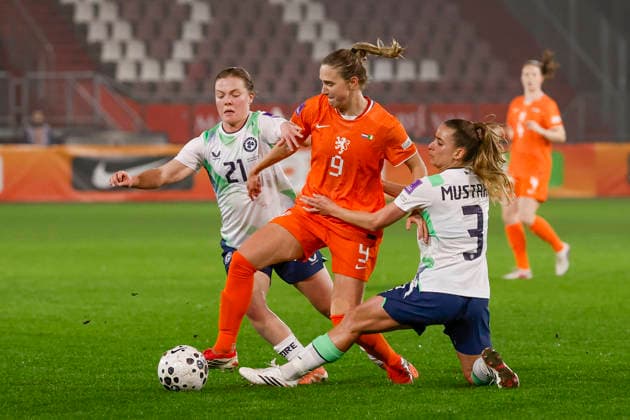 2026-03-07 Netherlands v Ireland - Women s world cup qualifier BERLIN, GERMANY - MARCH 7: Emily Murphy of Ireland, Vivianne Miedema of The Netherlands, Chloe Mustaki of Ireland during the Women s world cup qualifier match between Netherlands and Ireland at Olympiastadium on March 7, 2026 in Berlin, Germany. Berlin Olympiastadium Germany Content not available for redistribution in The Netherlands directly or indirectly through any third parties. Copyright: xBenxGalx