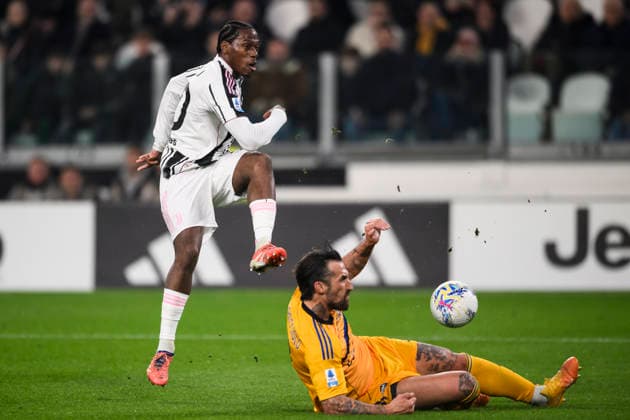 Juventus FC v Pisa SC - Serie A Antonio Caracciolo of Pisa SC deflects a shot by Jonathan David of Juventus FC during the Serie A football match between Juventus FC and Pisa SC. Turin Italy Copyright: xNicolòxCampox