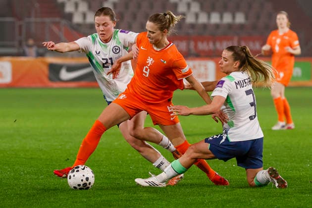 2026-03-07 Netherlands v Ireland - Women s world cup qualifier BERLIN, GERMANY - MARCH 7: Emily Murphy of Ireland, Vivianne Miedema of The Netherlands, Chloe Mustaki of Ireland during the Women s world cup qualifier match between Netherlands and Ireland at Olympiastadium on March 7, 2026 in Berlin, Germany. Berlin Olympiastadium Germany Content not available for redistribution in The Netherlands directly or indirectly through any third parties. Copyright: xBenxGalx