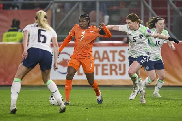 UTRECHT , 07-03-2026 , Stadium Galgenwaard , season 2025 2026 , Women s European Qualifiers , match between The Netherlands and Republic of Ireland , picture shows Netherlands player Lineth Beerensteyn and Ireland player Aoife Mannion Netherlands - Ireland (women)  x202163474x Copyright: