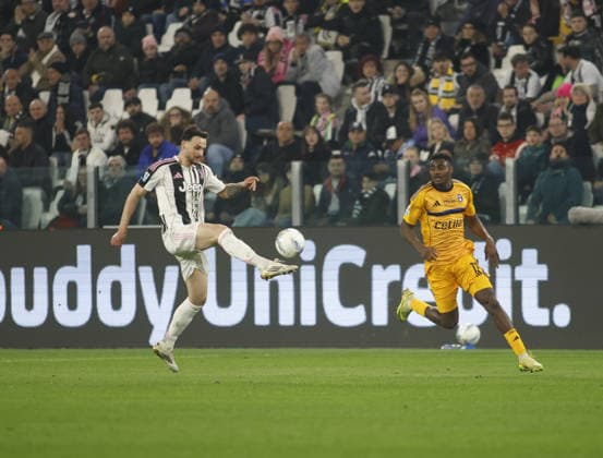 Federico Gatti of Juventus FC and Rafiu Durosinmi of Pisa SC during the Italian Serie A, season 2025-2026, football match between Juventus FC and Pisa SC on 07 March 2026 at Allianz Stadium, Turin, Italy. Photo, Nderim Kaceli  Copyright: xNderimxKaceli IPAxSportx xipa-agency.netx xx IPA_72532946 IPA_Agency_IPA72532946