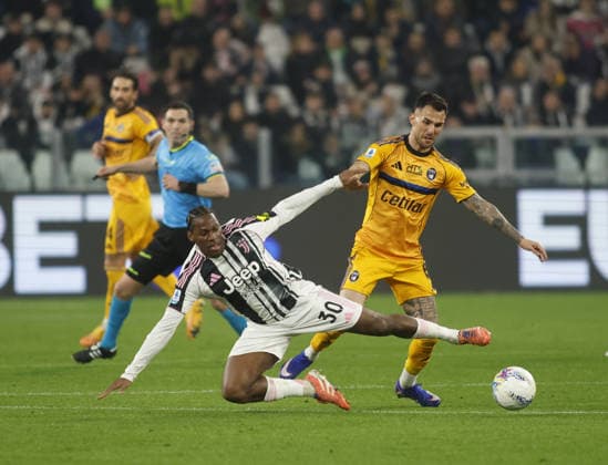 Jonathan David of Juventus FC and Marius Marin of Pisa SC during the Italian Serie A, season 2025-2026, football match between Juventus FC and Pisa SC on 07 March 2026 at Allianz Stadium, Turin, Italy. Photo, Nderim Kaceli  Copyright: xNderimxKaceli IPAxSportx xipa-agency.netx xx IPA_72532951 IPA_Agency_IPA72532951