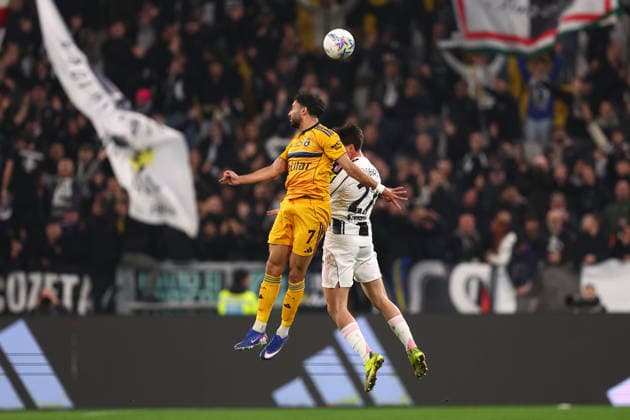 Andrea Cambiaso (Juventus Fc) und Mehdi Leris (Pisa Sc) battle for the ball, Serie A, Juventus FC v Pisa SC , Allianz Stadium, March 7, 2026, Turin, Italy.