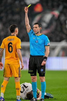 the referee gives a yellow card to PisaÕs Marius Marin during the Serie A soccer match between Juventus and Pisa at the Allianz Stadium in Genoa, Italy - Saturday, March 07, 2026. - Soccer .  Copyright: xTanoxPecoraro LaPressex