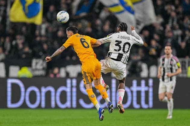 Juventus Jonathan David jumps for the ball with PisaÕs Marius Marin during the Serie A soccer match between Juventus and Pisa at the Allianz Stadium in Genoa, Italy - Saturday, March 07, 2026. - Soccer .  Copyright: xTanoxPecoraro LaPressex