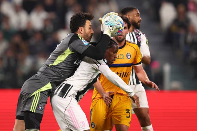 Jonathan David (Juventus Fc) und Nicolas Andrade (Pisa Sc) battle for the ball, Serie A, Juventus FC v Pisa SC , Allianz Stadium, March 7, 2026, Turin, Italy.