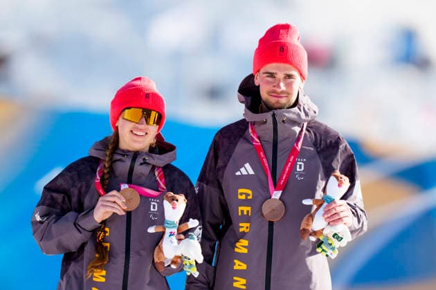 VAL DI FIEMME, ITALIEN 20260307 Tysklands Maria Leonie Walter och guide Christian Krasman under lördagens medaljcermoni skidskytte 7,5km sprint pa Tesero Cross-Country Skiing Stadium under Paralympics 2026. TESERO ITALIEN 2026 x10500x *** VAL DI FIEMME, ITALY 20260307 Germanys Maria Leonie Walter and guide Christian Krasman during Saturdays medal ceremony biathlon 7.5km sprint at Tesero Cross Country Skiing Stadium during the 2026 Paralympics TESERO ITALY 2026 x10500x  Copyright: xOscarxOlsson ParasportxSverige xTTx PARALYMPICS 2026 LÄNGDSKIDOR