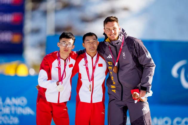 VAL DI FIEMME, ITALIEN 20260307 Kinas Xiaobin Liu, Jiayun Cai och Tysklands Marko Maier under lördagens medaljcermoni skidskytte 7,5km sprint pa Tesero Cross-Country Skiing Stadium under Paralympics 2026. TESERO ITALIEN 2026 x10500x *** VAL DI FIEMME, ITALY 20260307 Chinas Xiaobin Liu, Jiayun Cai and Germanys Marko Maier during Saturdays medal ceremony biathlon 7.5km sprint at Tesero Cross Country Skiing Stadium during the 2026 Paralympics TESERO ITALY 2026 x10500x  Copyright: xOscarxOlsson ParasportxSverige xTTx PARALYMPICS 2026 LÄNGDSKIDOR