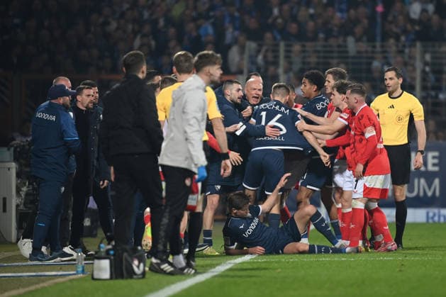 Player turmoil and pack formation, center Coach Uwe Rösler VfL Bochum , Callum Marshall VfL Bochum 07 03 2026, Soccer 2 Bundesliga, Season 2025 2026, 25 Matchday, VfL Bochum 1 FC Kaiserslautern DFL regulations prohibit any use of photographs as image sequences and or quasi video Bochum Vonovia Ruhrstadion Nordrhein Westfalen Germany Team2