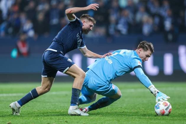 Soccer 2 Bundesliga 25 Matchday VfL Bochum 1 FC Kaiserslautern on 07 03 2026 at Vonovia Ruhrstadion in Bochum Callum Mashall Bochum , left Julian Krahl Kaiserslautern , right DFL regulations prohibit any use of photographs as image sequences and or quasi video xJRx