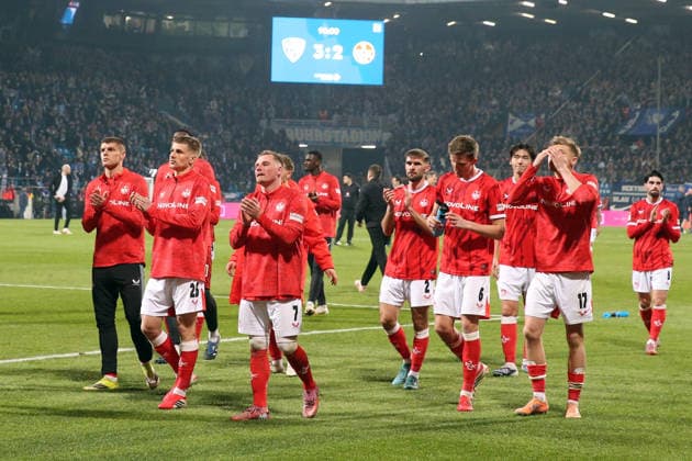 07 03 2026, xrekx, Fussball 2 Bundesliga, VfL Bochum 1 FC Kaiserslautern v l FCK Mannschaft bedankkt sich dank sich bei den Fans, the player thanks the fans for their support DFL DFB REGULATIONS PROHIBIT ANY USE OF PHOTOGRAPHS as IMAGE SEQUENCES and or QUASI VIDEO Bochum