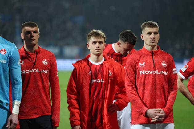 07 03 2026, xrekx, Fußball 2 Bundesliga, VfL Bochum 1 FC Kaiserslautern v l Erik Wekesser 1 FC Kaiserslautern Naatan Skyttä 1 FC Kaiserslautern Paul Joly 1 FC Kaiserslautern enttäuscht, enttäuscht, schaut enttaeuscht, traurig, frustriert, niedergeschlagen, disappointed, sad, frustrated bedankt bedanken sich bei den Fans, the player thanks the fans for their support DFL DFB REGULATIONS PROHIBIT ANY USE OF PHOTOGRAPHS as IMAGE SEQUENCES and or QUASI VIDEO Bochum
